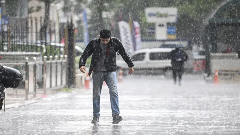 Başkentte sağanak etkili oldu. Bazı cadde ve sokaklarda su birkintileri