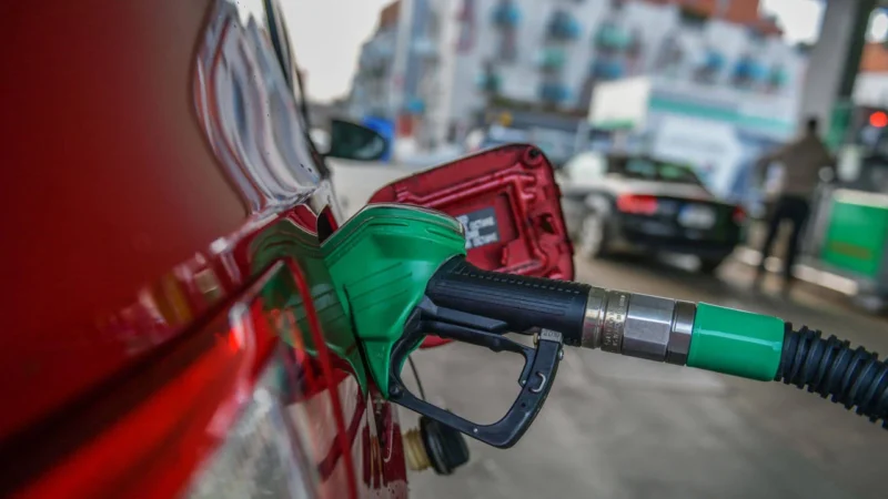 Bu gece yarısından itibaren geçerli olmak üzere benzine 1.37 TL,