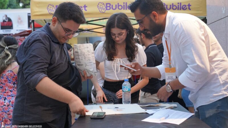 İzmir Büyükşehir Belediyesi, bu yıl İzmir'de bulunan gençlere 36 bin
