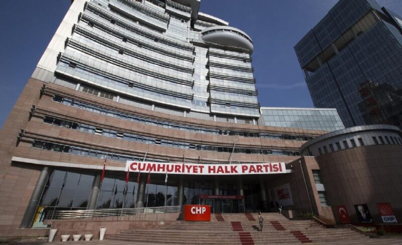CHP’de dün MYK toplantısı devam ederken İYİ Parti’den istifa eden