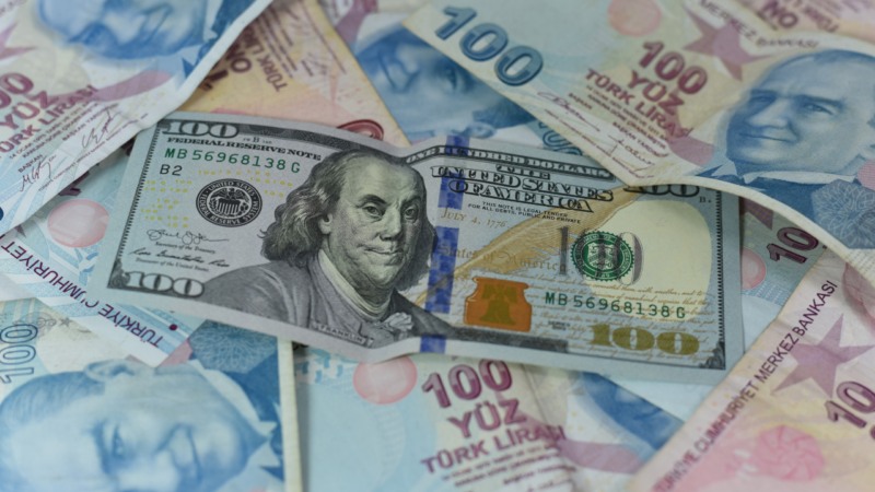 İstanbul serbest piyasada dolar 32,2790 liradan, euro 34,7840 liradan güne