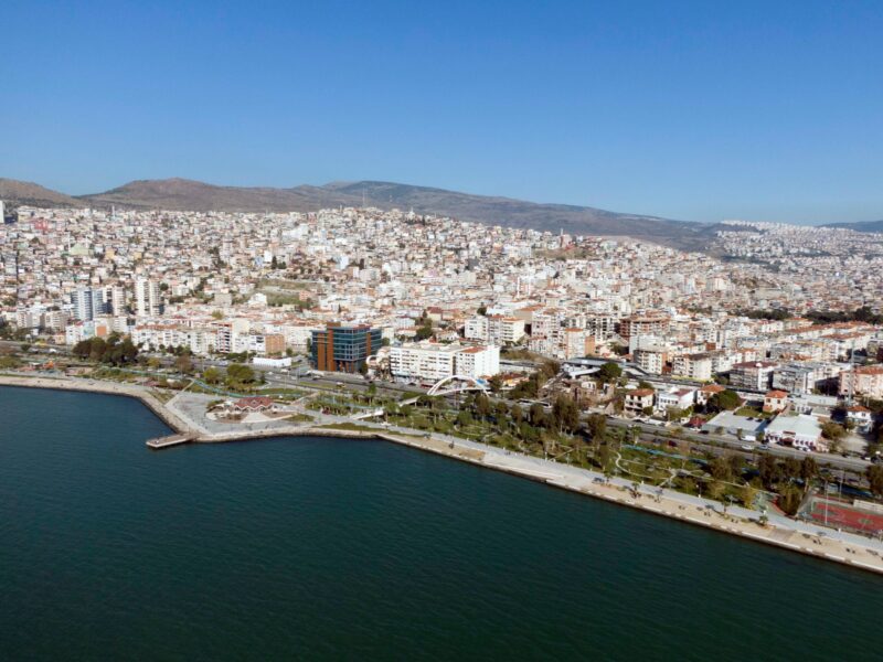 Bayraklı Belediyesi, ihtiyaç sahiplerine destek olmak amacıyla ev eşyası ve