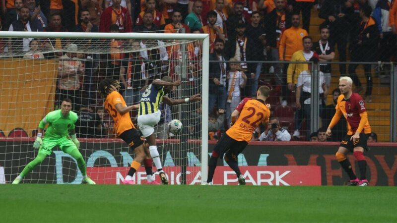 Galatasaray - Fenerbahçe arasındaki derbinin tarihi belli oldu.
