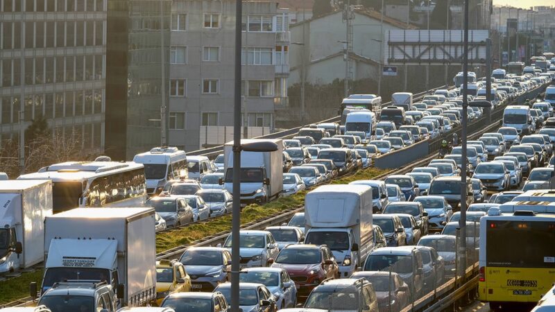 İstanbul'da haftanın son günü yağışın da etkisiyle trafik yoğunluğu yüzde