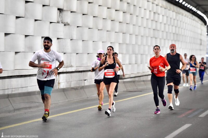 
İzmir Büyükşehir Belediyesi’nin organize ettiği İzmir 19 Mayıs Yol Koşusu