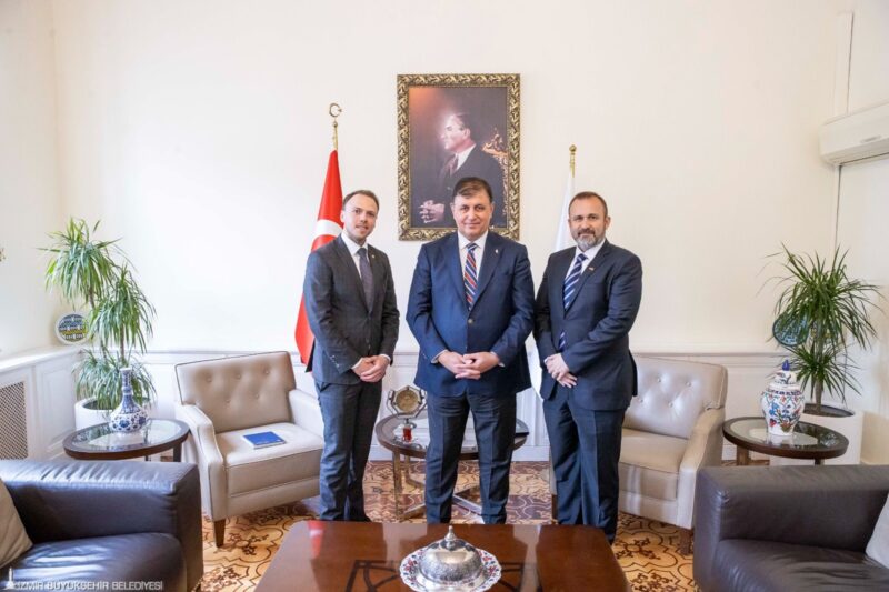 İzmir Büyükşehir Belediye Başkanı Dr. Cemil Tugay, İzmir'in kardeş kenti