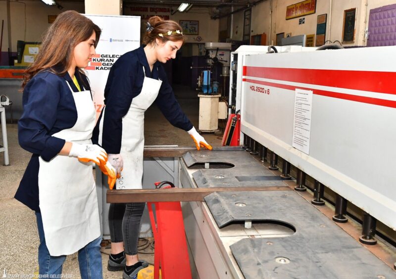 “İşin cinsiyeti olmaz” diyen kadınlar, İzmir Büyükşehir Belediyesi Meslek Fabrikası