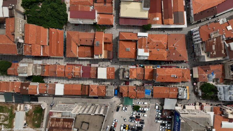İzmir Büyükşehir Belediyesi’nin kentin simgesi Tarihi Kemeraltı Çarşısı’nda yürüttüğü yenileme