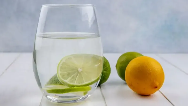 Zayıflamak isteyen birçok kişi, limonlu suyun mucizevi etkisine inanıyor. Sabahları