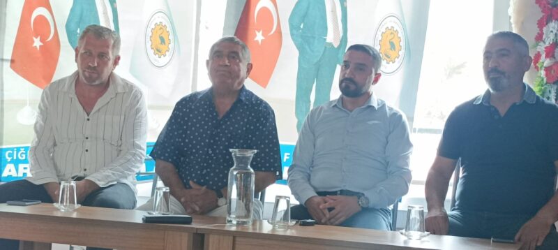 Çiğli'de esnaflar ve yeni seçilen belediye yönetiminden oluşan esnaf komisyon