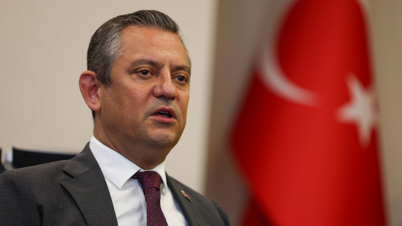 CHP Lideri Özel, yaşamını yitiren oyuncu Ahmet Uğurlu için yayınladığı