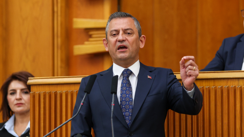 CHP Genel Başkanı Özgür Özel, CHP'li belediyelerdeki eş-dost atamalarına ilişkin,