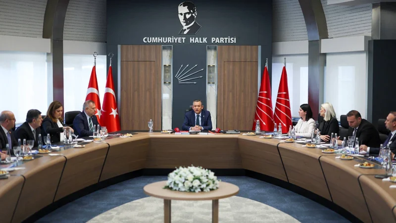 CHP Genel Başkanı Özgür Özel, parti genel merkezinde düzenlenen toplantıda,