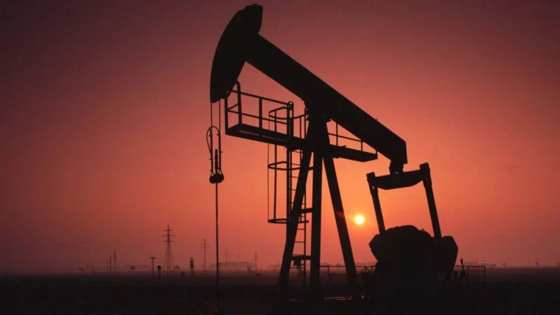 ABD'de enflasyon ve yüksek faiz oranlarına ilişkin belirsizlikler petrol fiyatlarını