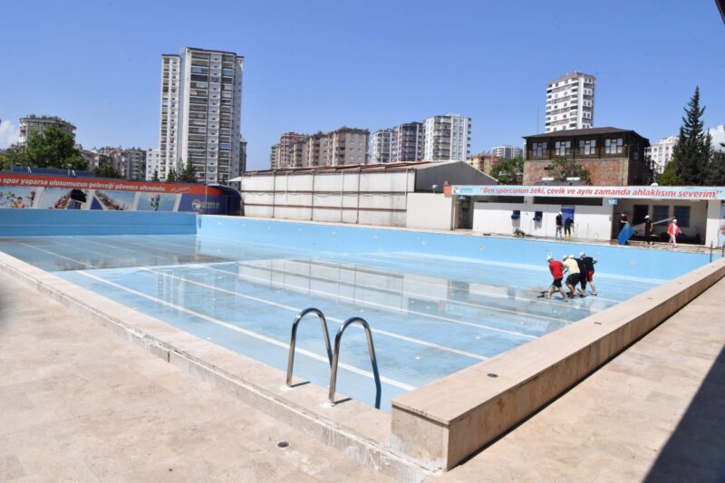 Çukurova Belediyesi’ne ait Hayal Park yüzme havuzlarında 7-14 yaş arasındaki