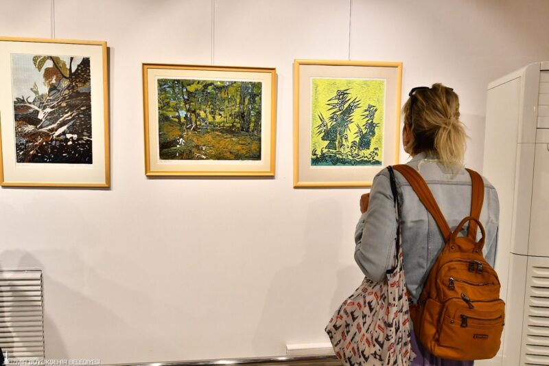 İzmir Büyükşehir Belediyesi Çetin Emeç Sanat Galerisi’nde küratörlüğünü Zehra Çiçek