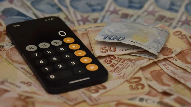 Ekonomi yönetimi, tasarruf paketinin hazırlığını yaparken bütçede kara delikler büyümeye