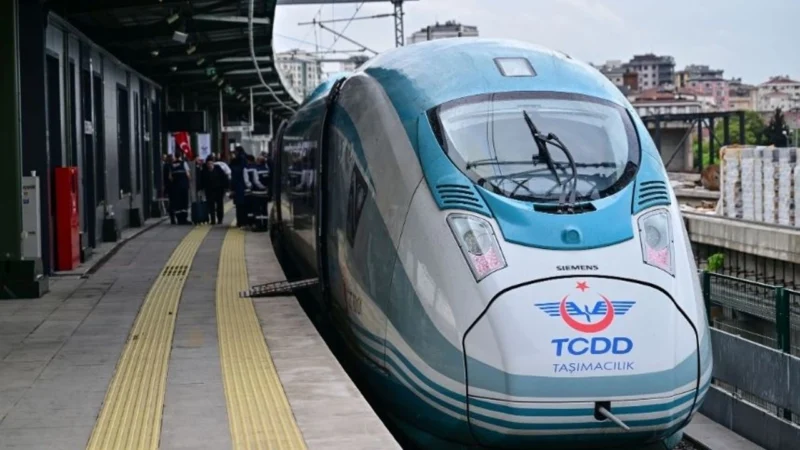 Sivas-İstanbul arası aktarmasız yüksek hızlı tren seferleri başladı. İlk tren