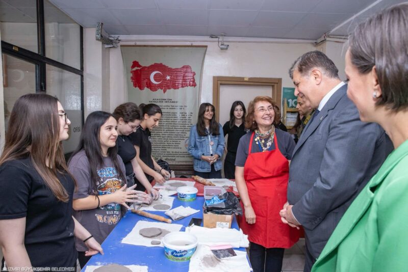 İzmir Büyükşehir Belediye Başkanı Dr. Cemil Tugay, ortaokul ve liseyi