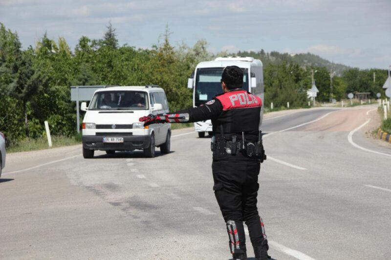 Motorize ekipler, ilçede çok sayıda kişinin yakalanması olaylarında, çevirme anında