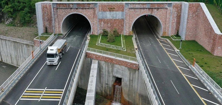 Trabzon'u Gümüşhane üzerinden Bayburt ve Erzurum'a bağlayan Yeni Zigana Tüneli'nden