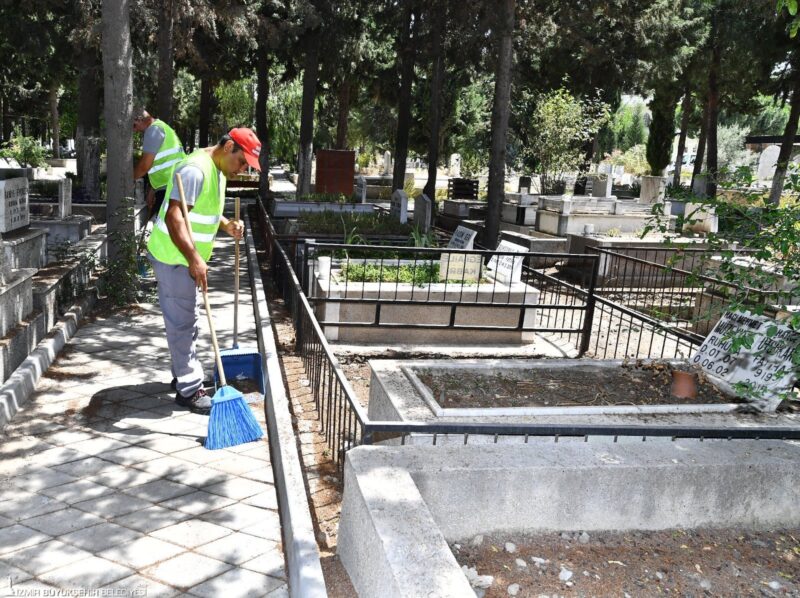 
İzmir Büyükşehir Belediyesi Kurban Bayramı öncesi, tüm mezarlıkların bakım, onarım