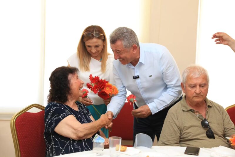 Güzelbahçe Belediyesi, ilçede faaliyet gösteren huzurevleri sakinlerini Güzelbahçe Belediyesi
Düğün Salonu’nda