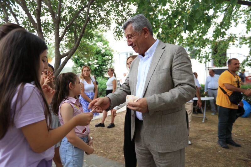 Güzelbahçe Belediye Başkanı Mustafa Günay, vatandaşlar, muhtarlar, belediye meclis üyeleri
ve