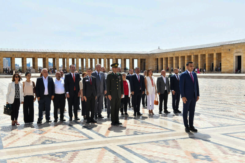 Çiğli Belediye Başkanı Onur Emrah Yıldız, belediye meclis üyeleriyle birlikte
