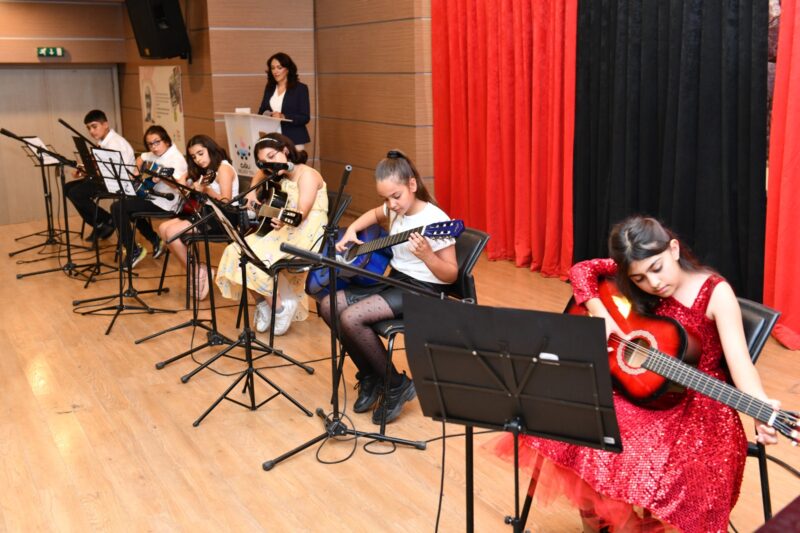 Çiğli Belediyesi tarafından düzenlenen piyano ve gitar kursu kış dönemini