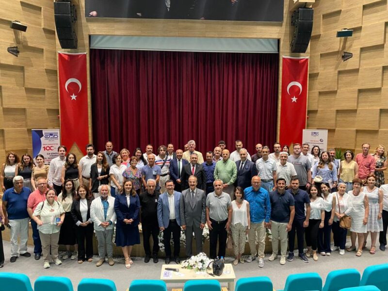 
“Cumhuriyetimizin İkinci Yüzyılında Türkiye Ekonomisi” başlıklı panelde konuşan ekonomistler, yapay