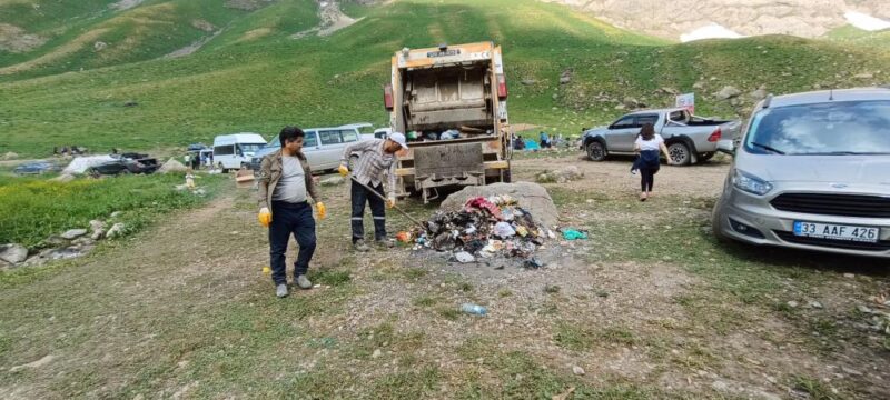 Hakkari İl Özel İdaresi ekiplerimiz, kar kalınlığının iş makinelerinin boyunu