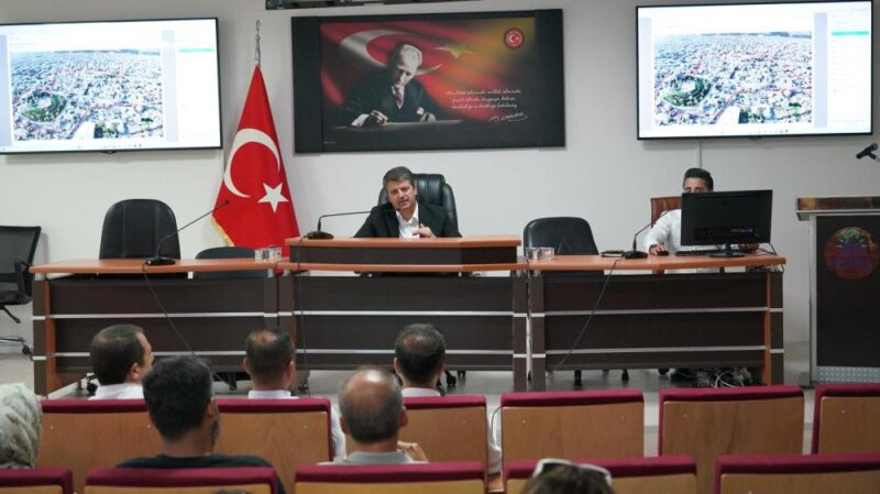 Belediye Başkanı Abdurrahman Tutdere başkanlığında, Meclis Üyelerinin katılımıyla Kent Meydanı