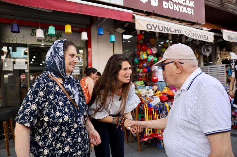 Çeşme Çarşı’da esnaf ve vatandaş ziyaretinde bulunan Belediye Başkanı Lal