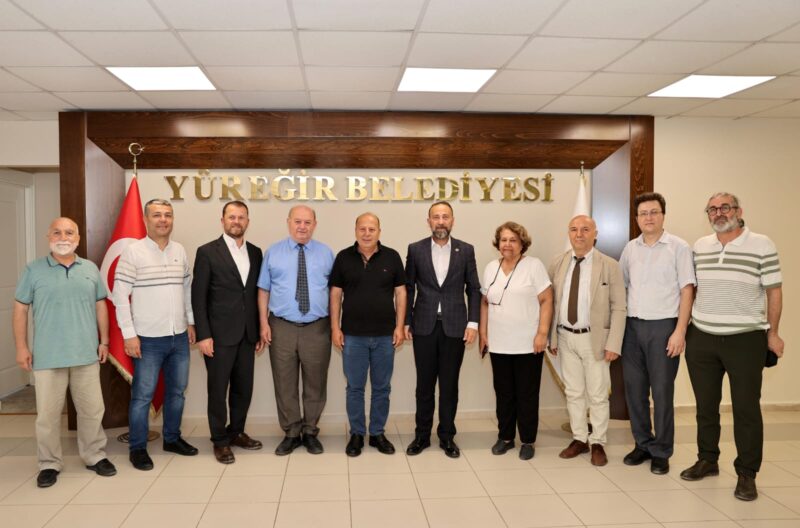 Çukurova Gazeteciler Cemiyeti Başkanı Cafer Esendemir ve cemiyet
üyeleri, Yüreğir Belediye