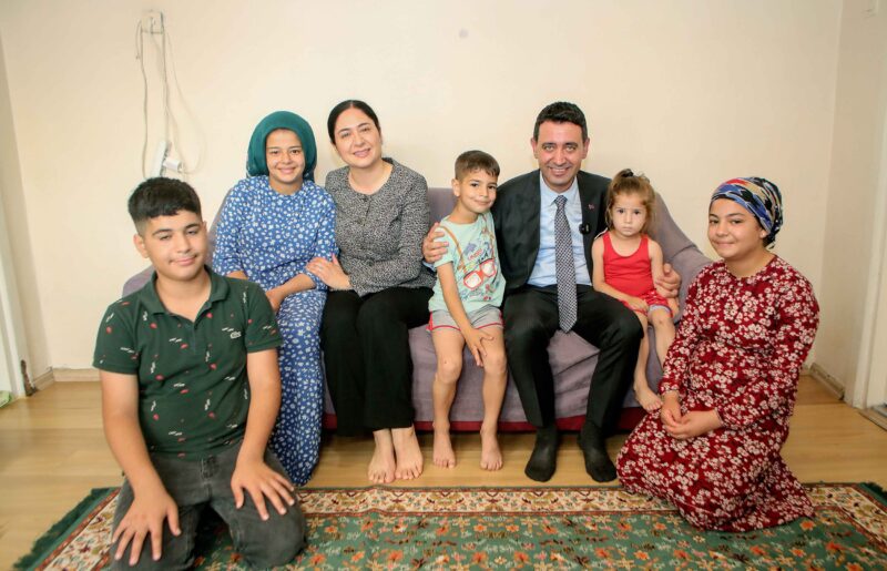 Bayraklı Belediye Başkanı İrfan Önal, Kurban Bayramı dolayısıyla ev ziyaretlerinde