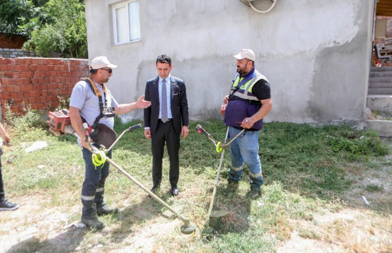 Bayraklı Belediyesi, Kurban Bayramı öncesi başlattığı temizlik seferberliği kapsamında ilçenin her köşesini