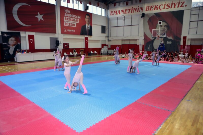 Bayraklı Belediyesinin düzenlediği jimnastik ve bale kurslarına katılan 476 sporcu,