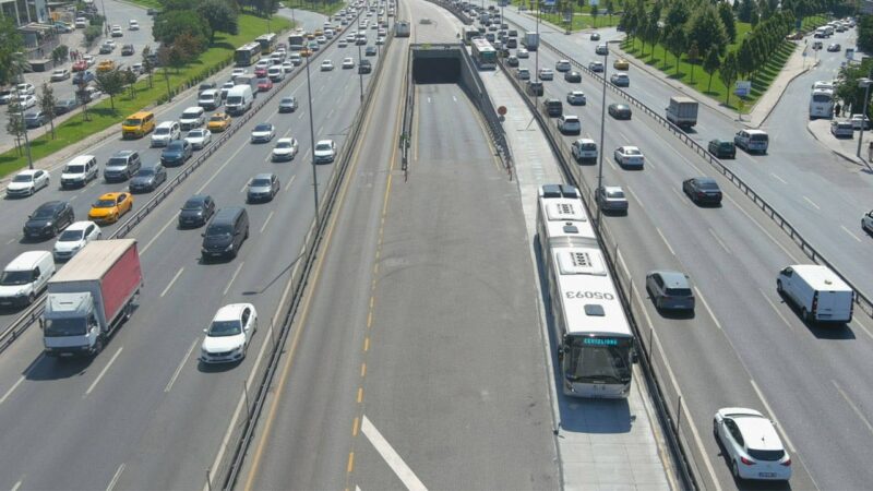 İstanbul’un yoğun metrobüs istasyonlarından biri olan Yenibosna’da yaya üst geçidi
