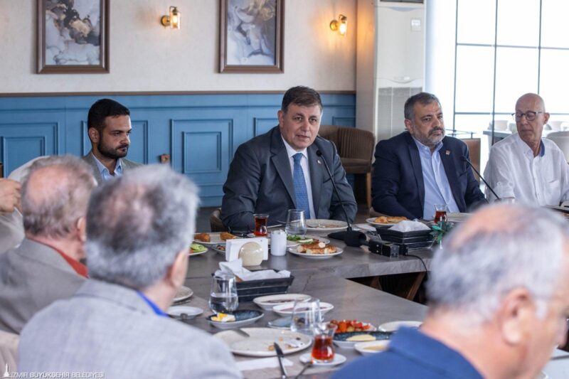 
Cumhuriyet Halk Partisi (CHP) İzmir İl Başkanlığı yöneticileri ve parti