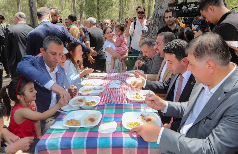 Bayraklı Kulalılar Derneği’nin bu yıl 12’nci kez düzenlediği geleneksel keşkek