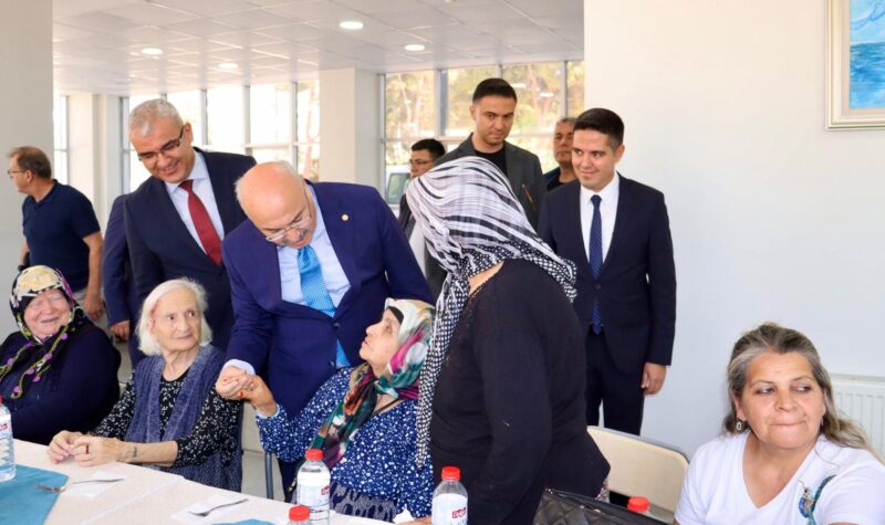 Kurban Bayramı’nda huzurevinde kalan insanlar ziyaretçi akınına uğradı. Konuyla ilgili