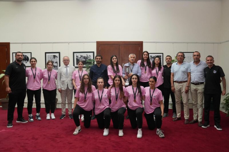 U16 Kız Basketbol Takımı’nın 5 oyuncusu ve takımın antrenörü milli