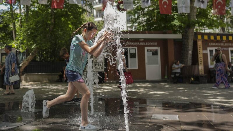Ankara Valiliği il genelinde yarından itibaren sıcaklıkların yükseleceğini bildirerek uyarıda