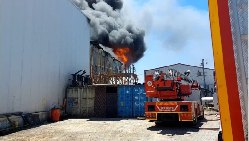 Gebze'de bir fabrikada yangın çıktı. Bölgeye çok sayıda itfaiye ekibi