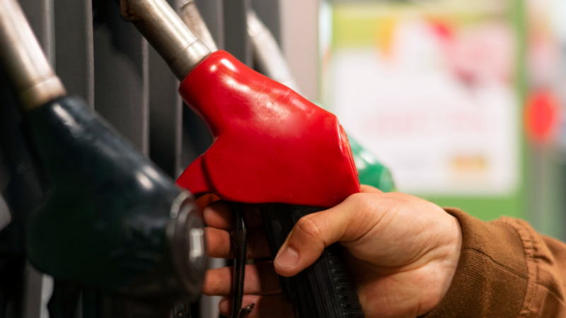 Benzin ve motorine gelen 13 kuruşluk zam pompaya yansıdı.