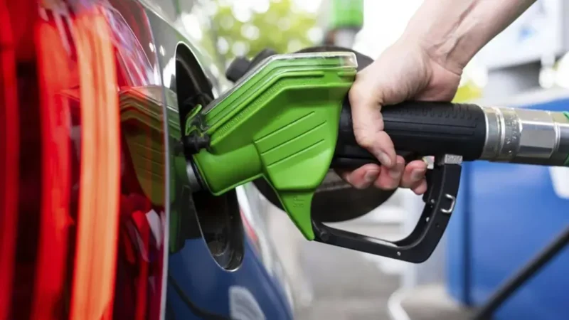 Benzin ve motorine gelecek olan zam ertelenmişti. Beklenen zam 24