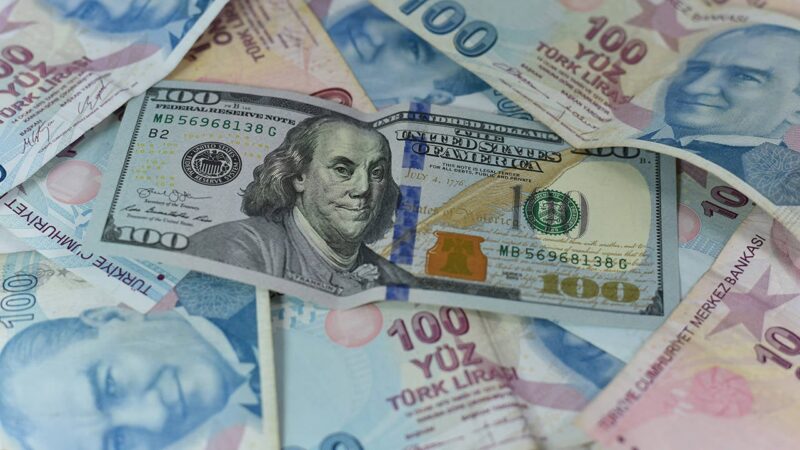 İstanbul serbest piyasada dolar 32,3500 liradan, euro 34,7620 liradan güne