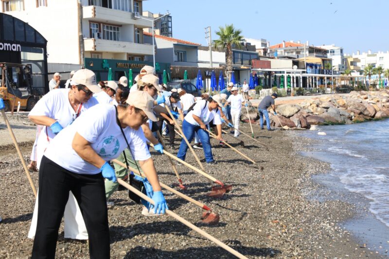 Güzelbahçe Belediyesi, tüm Güzelbahçe sahili boyunca tüm personel ve halkla