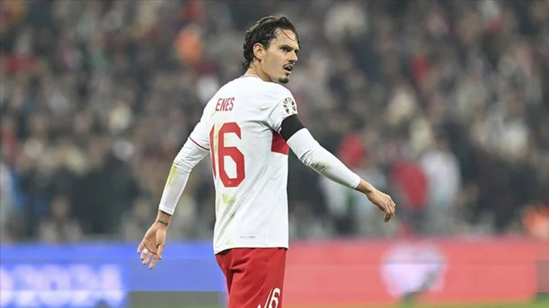 A Milli Takım'ın forveti Enes Ünal, antrenmanda sol ayak başparmağının
